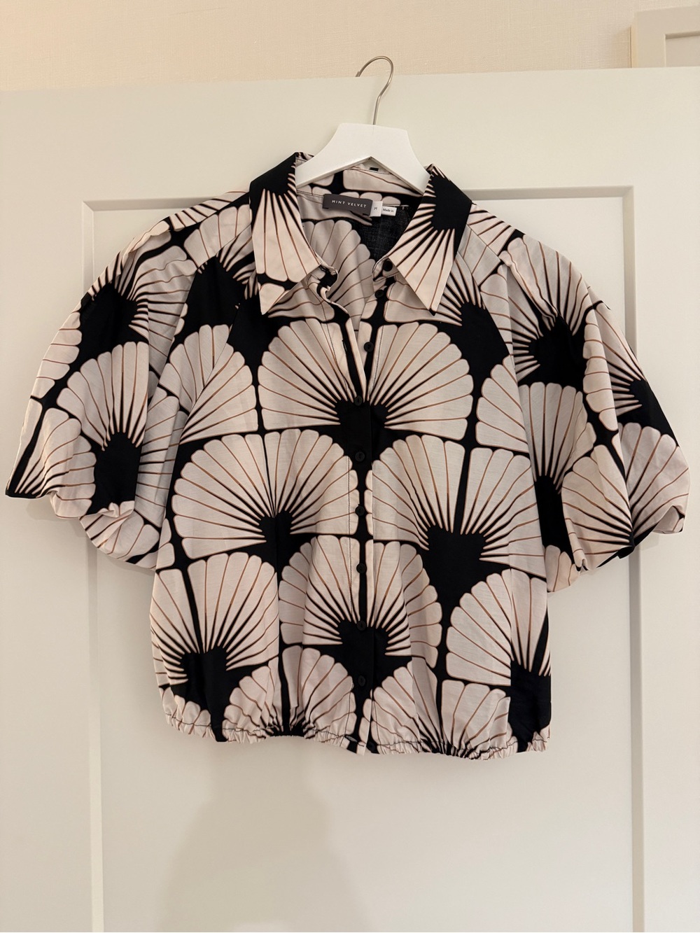 Mint Velvet Black & Cream Graphic Button-Down Top w/ gathered hem. Medium.